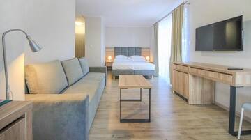 Фото номера Четырехместный номер с балконом Курортные отели Family-Holiday Spa&amp;Resort г. Дзивнувек 4
