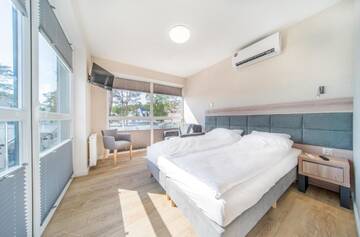 Фото номера Номер-студио с видом на озеро Курортные отели Family-Holiday Spa&amp;Resort г. Дзивнувек 3