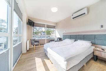 Фото номера Номер-студио с видом на озеро Курортные отели Family-Holiday Spa&amp;Resort г. Дзивнувек 4